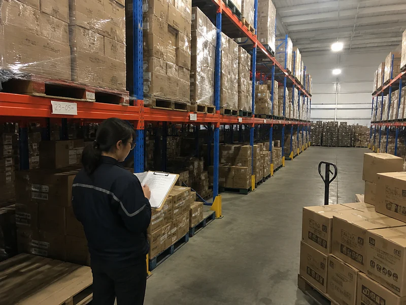 Reviewing cartons during container loading